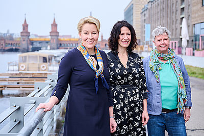 Foto: Franziska Giffey (l-r, SPD), Bettina Jarasch (Bündnis 90/Die Grünen) und Katina Schubert (Die Linke)