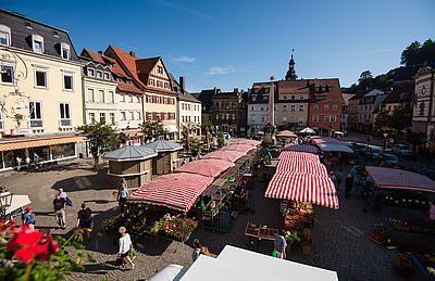 Foto: Blick auf den Wochenmarkt auf dem Markplatz von Kulmbach.