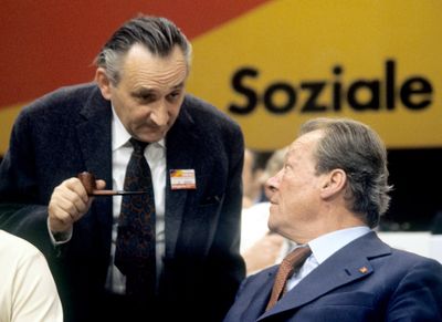 Foto: Egon Bahr (l) und Willy Brandt (r) im November 1977 auf dem SPD Bundesparteitag in Hamburg.