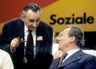 dpa Foto: Egon Bahr (l) und Willy Brandt (r) im November 1977 auf dem SPD Bundesparteitag in Hamburg.