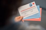 dpa Foto: Ein SPD-Mitglied schaut sich seine Unterlagen für das SPD-Mitgliedervotum zur Bildung einer Großen Koalition mit der Union an.