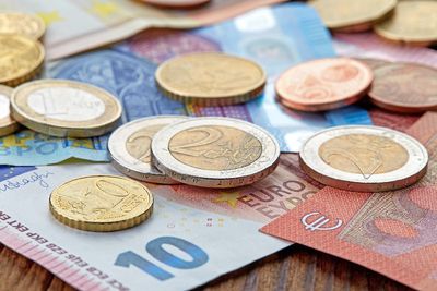 Foto: Euro-Münzen liegen auf Euro-Scheinen