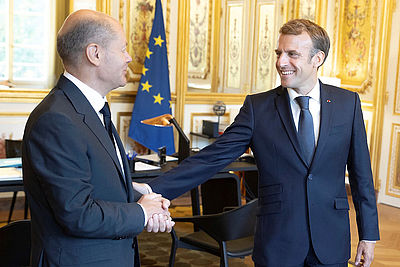 Foto: Emmanuel Macron (r) begrüßt Olaf Scholz im Elysee-Palast.