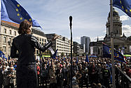 Foto: Katarina Barley spricht bei Pulse of Europe in Berlin
