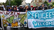 Foto: "Leipzig nimmt Platz"-Anhänger demonstrieren mit "Wurzen bleibt bunt" und "Refugees welcome"-Transparenten