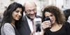 Foto: Martin Schulz macht gemeinsam mit zwei Anhängerinnen ein Selfie