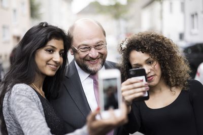Foto: Martin Schulz macht gemeinsam mit zwei Anhängerinnen ein Selfie