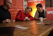 photothek Foto: Franziska Giffey im Gespräch mit Debattencampteilnehmern