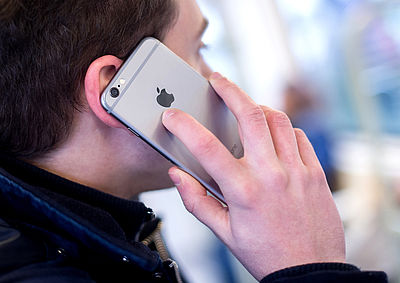 Foto: Junger Mann telefoniert mit Smartphone