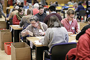 Foto: Freiwillige zählen die Stimmzettel aus