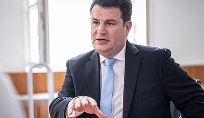 Foto: Hubertus Heil im Gespräch
