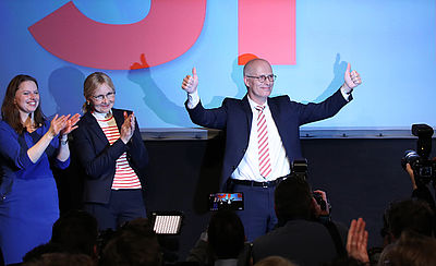 Foto: Jubel bei Peter Tschentscher, seiner Ehefrau Eva-Maria (m) und der SPD-Landeschefin Melanie Leonhard