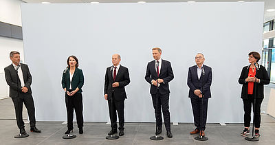 Foto: Robert Habeck (l-r), Annalena Baerbock, Olaf Scholz, Christian Lindner, Norbert Walter-Borjans und Saskia Esken geben nach den Sondierungsgesprächen ein Statement. 