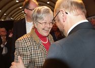 Uta Wagner Foto: Martin Schulz wird von einer Teilnehmerin freudig begrüßt
