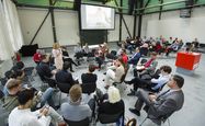 Truschel/Photothek Foto: Lebendige Diskussion unter GenossInnen in den Workshops