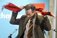dpa Foto: Franz Müntefering wirft seinen roten Schal um den Hals