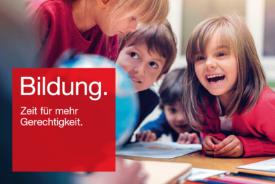Foto: Schulkinder schauen zu Lehrerin mit Text "Bildung. Zeit für mehr Gerechtigkeit."