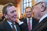 Michael Dalder Gerhard Schröder (l.) und Michael Müller gratulieren Hans-Jochen Vogel