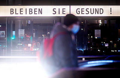 Foto: Schriftzug „Bleiben Sie gesund!“ steht an einer Fassade
