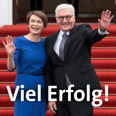 Foto: Frank-Walter Steinmeier und Ehefrau Elke Büdenbender winken dem Betrachter zu