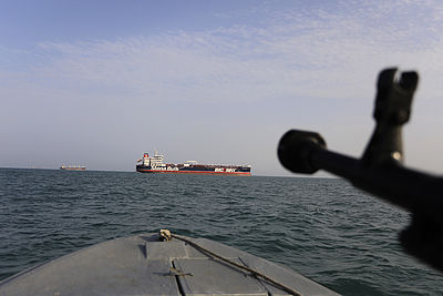Foto: Iranisches Scghnellbott fährt in Richtung des Öltankers Stena Impero 