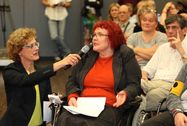 Uta Wagner Foto: Eine im Rollstuhl sitzende Teilnehmerin stellt eine Frage