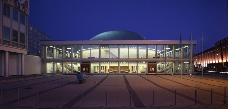 Foto: Blick auf das Berlin Congress Center bei Nacht
