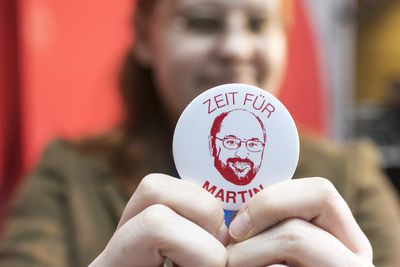 Foto: Ein martin Schulz-Fan hält stolz einen "Zeit für Martin"-Button in den Händen