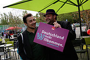 Imo/Photothek Foto: Männer halten Willkommen heißen Schild