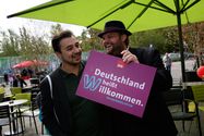 Imo/Photothek Foto: Männer halten Willkommen heißen Schild
