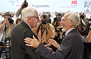 dpa Hans-Jochen Vogel und Erhard Eppler (r) umarmen sich beim SPD-Bundesparteitag 2007 in Hamburg