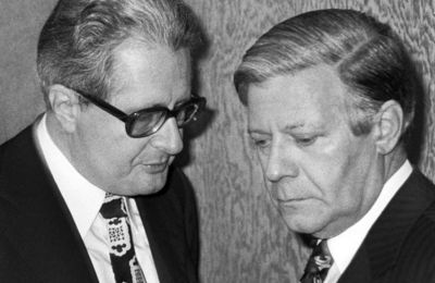 Foto: Hans-Jochen Vogel (l) spricht mit Kanzler Helmut Schmidt am 18.10.1977