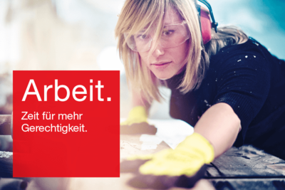 Foto: Handwerkerin arbeitet mit Gehörschutz mit Text "Arbeit. Zeit für mehr Gerechtigkeit."