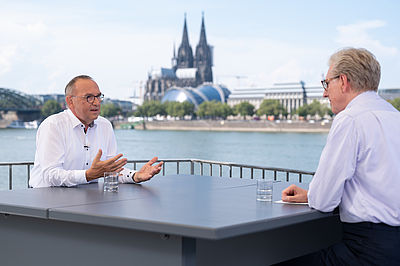 Foto: Norbert Walter-Borjans spricht mit Theo Koll beim ZDF-Sommerinterview
