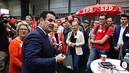 photothek.net Foto: Hubertus Heil mit SPD-Neumitgliedern am Rande des Dortmunder Bundesparteitags 2017