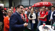 photothek.net Foto: Hubertus Heil mit SPD-Neumitgliedern am Rande des Dortmunder Bundesparteitags 2017