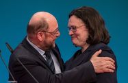 dpa Foto: Martin Schulz umarmt Andrea Nahles