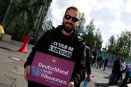 Imo/Photothek Foto: Mann hält Willkommen heißen Schild