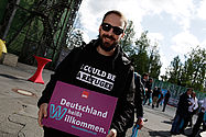 Imo/Photothek Foto: Mann hält Willkommen heißen Schild