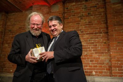 Sigmar Gabriel (r.) übergibt Wolfgang Thierse ein Geschenk (Foto: Dirk Bleicker)