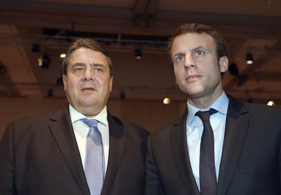 Der französische Wirtschaftsminister Emmanuel Macron (r) und Bundeswirtschaftsminister Sigmar Gabriel (SPD) unterhalten sich am 24.11.2015 auf dem Deutschen Arbeitgebertag in Berlin.