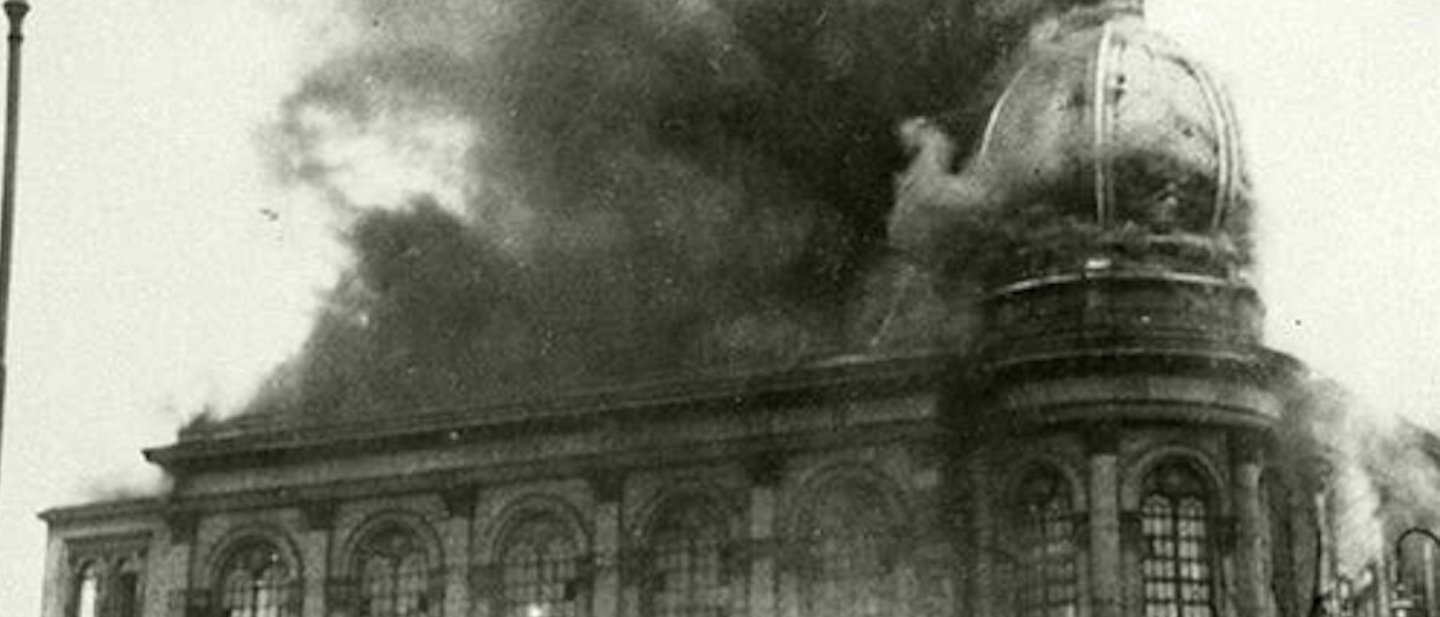 alemannia-judaica.de Foto: Die vom Nazimob angezündete Synagoge am Börnerplatz in Frankfurt am Main brennt noch am Folgetag der Pogromnacht 1938