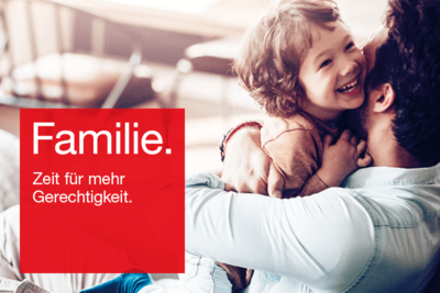 Foto: Vater umarmt sein Kind mit Text "Familie. Zeit für mehr Gerechtigkeit."