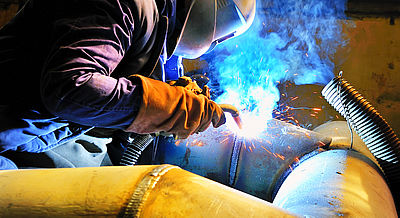 Foto: Arbeiter in der Metallindustrie beim Schweißen