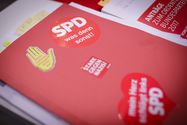photothek Foto: Blick auf Arbeitsunterlagen beim Parteitag