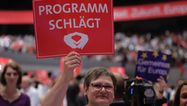 photothek.net Foto: Hochhalteschild "Programm schlägt Raute" beim Dortmunder Bundesparteitag