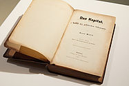 dpa Foto: Eine originale Erstausgabe von "Das Kapital" von Karl Marx