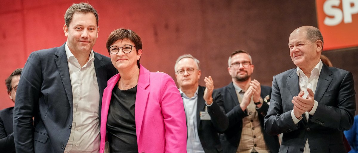 Foto: Saskia Esken, Lars Klingbeil und Olaf Scholz beim SPD-Parteitag 2023