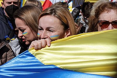 Foto: Frauen demonstrieren auf Ukraine-Demo