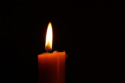 Foto: Kerzenlicht als Symbol für Trauer